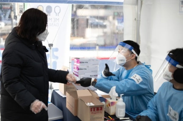 육군 수방사 장병들이 서울 강남구 삼성동에 마련된 신종 코로나바이러스 감염증(코로나19) 임시선별검사소를 찾은 주민들을 안내하고 있다.(사진=뉴스1)