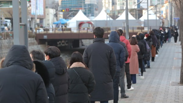18일 서울 성북구청 앞에 마련된 선별진료소 앞에 시민들이 줄지어 서 있다. 사진=뉴스1