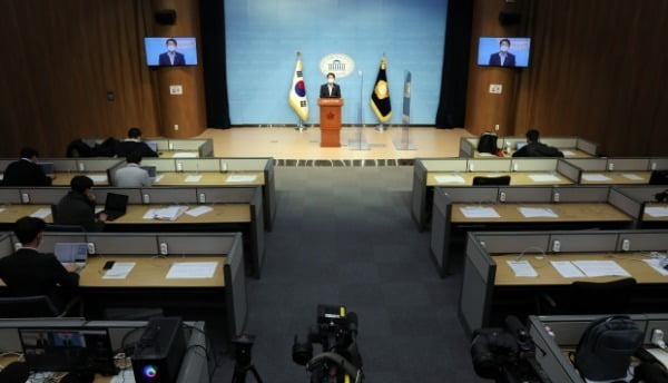 안철수 국민의당 대표가 지난 20일 서울 여의도 국회 소통관에서 기자회견을 갖고 서울시장 보궐선거 출마선언을 마치고 취재진 질문에 답하고 있다. /사진=뉴스1