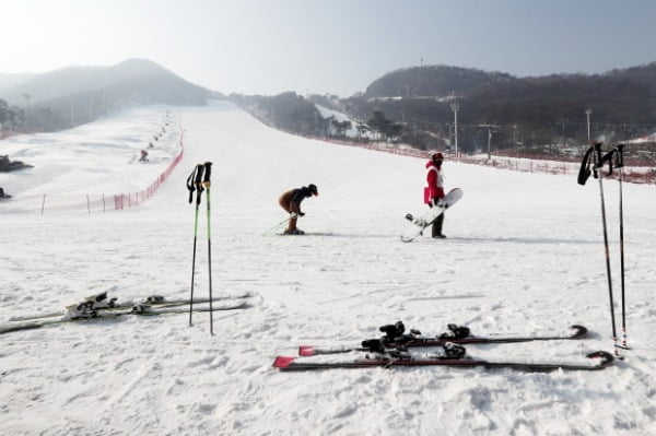 지난 22일 경기도 이천시내 한 스키장이 제설기 가동을 멈춘 채 한산한 모습을 보이고 있다. /사진=뉴스1