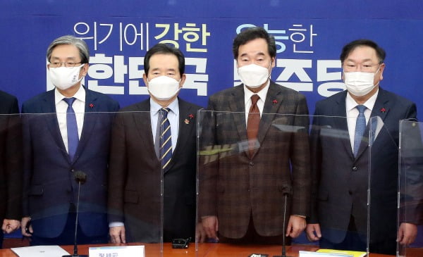 노영민 청와대 비서실장(왼쪽부터), 정세균 총리, 이낙연 더불민주당 대표, 김태년 원내대표가 27일 오후 서울 여의도 국회에서 열린 고위 당·정·청협의회에서 기념촬영을 하고 있다. 사진=뉴스1