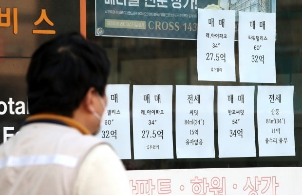 서울 서초구의 한 부동산 사무소에 매물 정보가 붙어 있다. /뉴스1