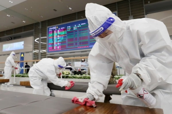 지난달 28일 인천국제공항 제2여객터미널 입국장에서 공항 방역 관계자들이 방역작업을 실시하고 있다. /사진=뉴스1