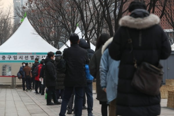 29일 오전 서울시청 앞 광장에 마련된 임시 선별진료소에서 시민들이 코로나19 검사를 하기 위해 줄을 서있다. /사진=뉴스1