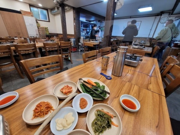 지난해 12월22일 오후 12시 시내 한 음식점이 비어있다. /사진=김병언 기자 misaeon@hankyung.com