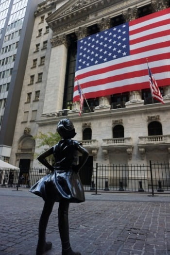 미국 월스트리트의 뉴욕증권거래소 앞에 설치된 두려움 없는 소녀(fearless girl) 동상. 뉴욕=조재길 특파원
