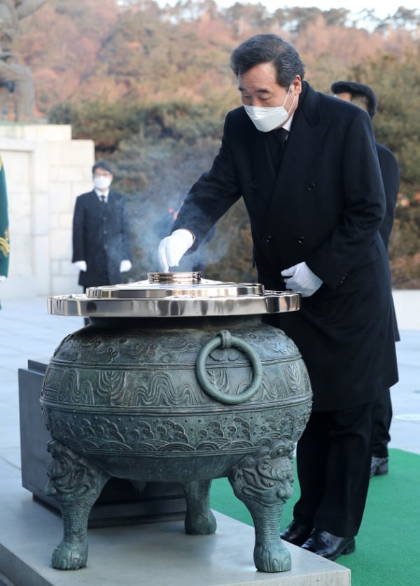 1일 이낙연 더불어민주당 대표가 서울 동작동 국립현충원에서 참배를 하고 있다. 연합뉴스