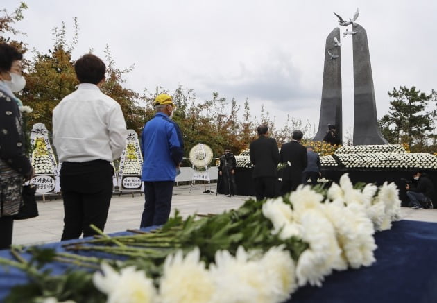 지난 10월 부산 남구 국립일제강제동원역사관 추모공원에서 열린 '일제강제동원희생자 전국합동위령제'에 참석한 유족들이 추모탑에 헌화와 분향을 하고 있는 모습. 연합뉴스