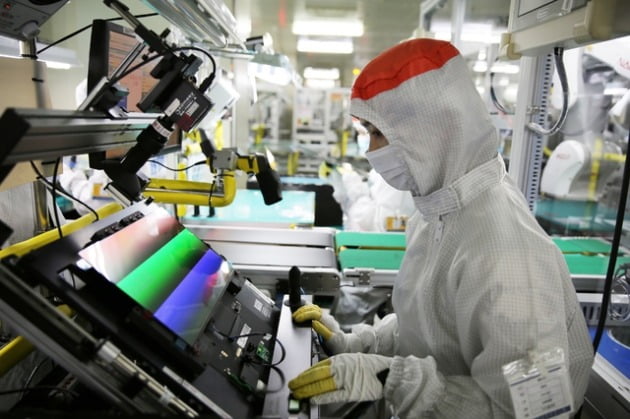 삼성디스플레이 동관(중국) 공장에서 한 직원이 고객사에 공급할 노트북용 OLED 제품의 품질 검사를 하고 있는 모습 [사진=삼성디스플레이 제공]