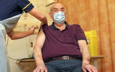 英, 아스트라제네카 백신 접종시작…첫 대상자는 82세 노인