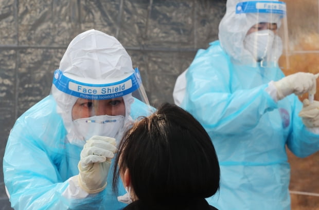 대전 중구 부사동 한밭체육관 주차장에 추가로 설치된 신종 코로나바이러스 감염증(코로나19) 선별진료소에서 시민들이 검사를 받고 있다. 사진=뉴스1