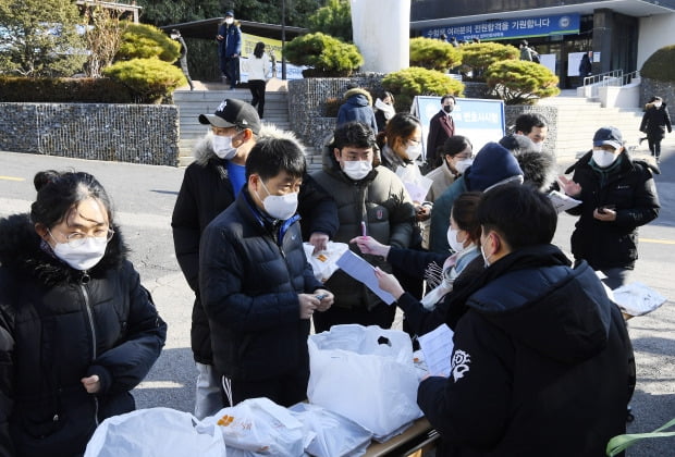 제10회 변호사시험은 감염방지를 위해 점심시간에도 고사장 밖에서 식사를 하도록 의무화했다. 이때문에 수험생들은 싸늘한 날씨속에 고사장 밖에 마련된 곳에서 식사를 해야 했다. 한양대에서 시험을 치르는 수험생들이 미리 주문한 도시락을 받고 있다.  /강은구 기자 