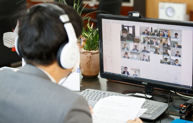 도규상 금융위원회 부위원장이 6일 신한 KB 우리금융지주 등 금융권 주요 회사 간부진과 ‘금융산업의 혁신과 역동성 제고’를 주제로 비대면 화상 간담회을 주재하고 있다. 