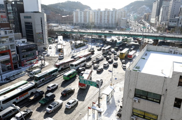 7일 오전 카지노리거 사당역 인근 도로가 밤사이 내린 폭설로 차량정체를 빚고 있다. 뉴스1