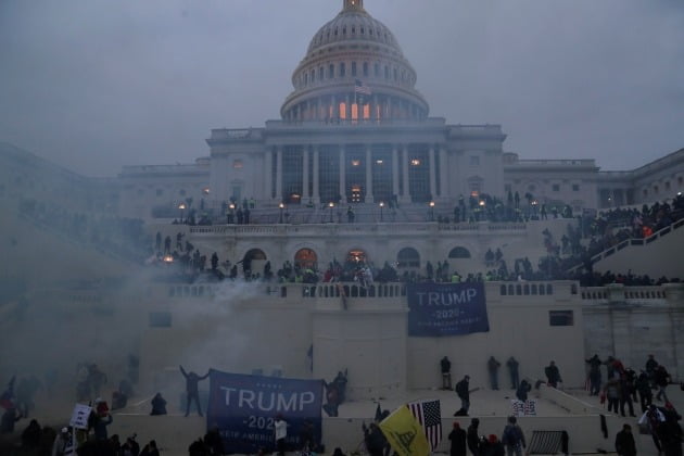 미국 의회의사당을 점령한 트럼프 지지자들 [사진=로이터 연합뉴스]