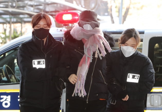 집행유예 기간 중 또 마약 투약 혐의로 경찰 수사를 받은 남양유업 창업주 외손녀 황하나 씨가 7일 오전 서울 마포구 서울서부지법에서 영장실질심사를 받기 위해 출석하고 있다.  /연합뉴스