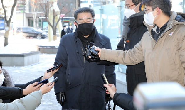 7일 서울행정법원 앞에서 야당 측 공수처장 후보 추천위원인 이헌 변호사가 취재진의 질문에 답하고 있다.  /연합뉴스