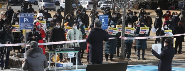 지난 7일 오전 부산 강서구 세계로교회 앞에서 예배 회복을 위한 자유연대 목사, 신도 등 100여 명이 예배 회복 촉구 집회를 여는 모습. 부산 세계로교회는 행정 명령을 어기고 대면예배를 강행해 7차례 단속에 적발됐다. [사진=뉴스1]