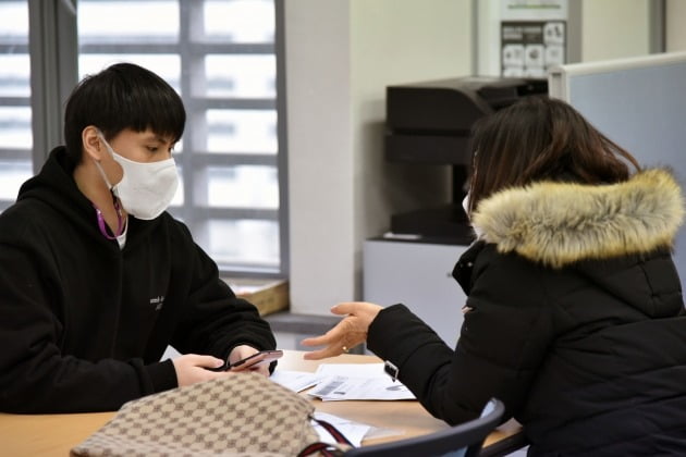 소상공인과 고용 취약계층 대상 3차 재난지원금이 11일부터 지급되는 가운데 서울 양평동 소상공인진흥공단 서부센터에 지원금 문의를 위해 소상공인들이 상담을 하고 있다. 