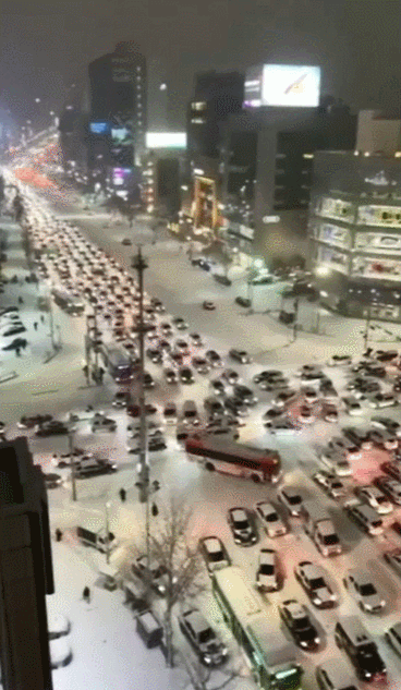 폭설이 내렸던 지난 6일 밤 서울 강남구 테헤란로에서 차량들이 극심한 정체를 보였다. /동영상제보 플랫폼 '틈' 제공