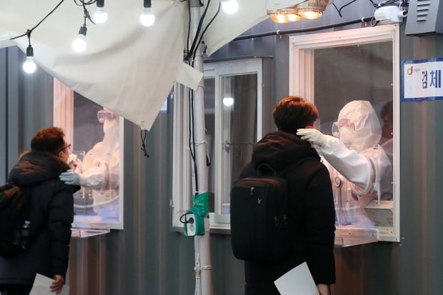 11일 오전 서울 중구 서울역광장에 마련된 임시선별검사소를 찾은 시민들이 신종 코로나바이러스 감염증(코로나19) 진단검사를 받고 있다. 사진=뉴스1