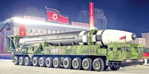 북한이 지난 10월 평양 김일성 광장에서 열린 노동당 창건 75주년 열병식에서 처음 공개한 다탄두 탑재가 가능한 것으로 추정되는 신형 대륙간탄도미사일(ICBM) 모습. 사진=뉴스1