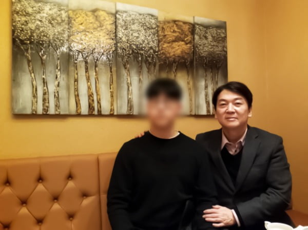 안철수 국민의당 대표가 지난 11일 부산에서 북한으로부터 피살당한 해양수산부 공무원의 아들을 만났다. /사진=국민의당 제공