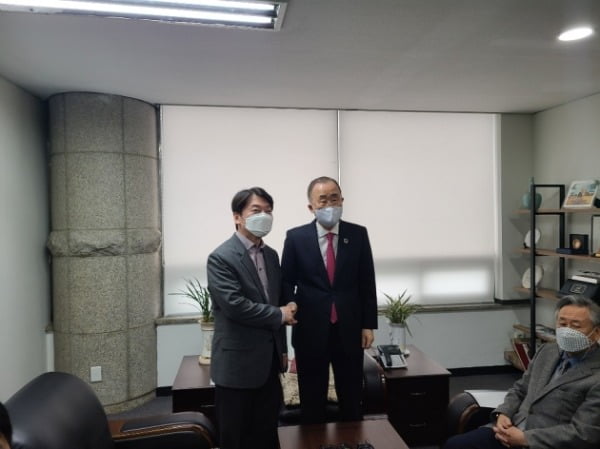 안철수 국민의당 대표가 12일 오후 서울 종로구 '보다나은미래를위한 반기문재단'에서 반기문 전 UN 사무총장과 회동 전 기념촬영을 하고 있다. /사진=국민의당 제공