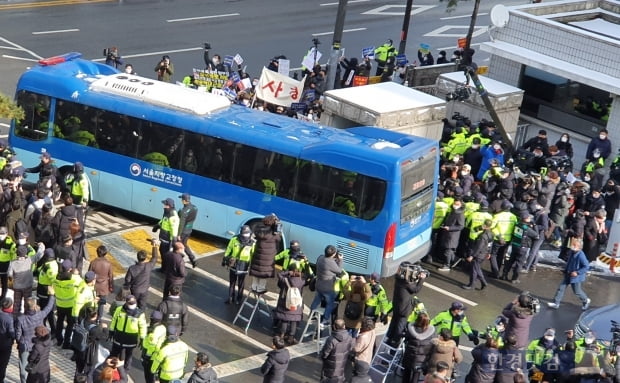 학대 받아 숨진 것으로 알려진 정인이 양부모에 대한 첫 재판이 열린 13일 오전 서울 양천구 서울남부지방법원에서 시민들이 호송차량의 앞을 막으며 사형을 외치고 있다. 사진=김수현 한경닷컴 기자