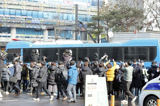 16개월 된 입양 딸 정인 양을 학대해 숨지게 한 혐의를 받는 양부모의 첫 재판이 열린 13일 서울남부지법에서 양모 장모 씨를 태운 호송차가 남부지법을 나오고 있다. 2021.1.13 [사진=연합뉴스]