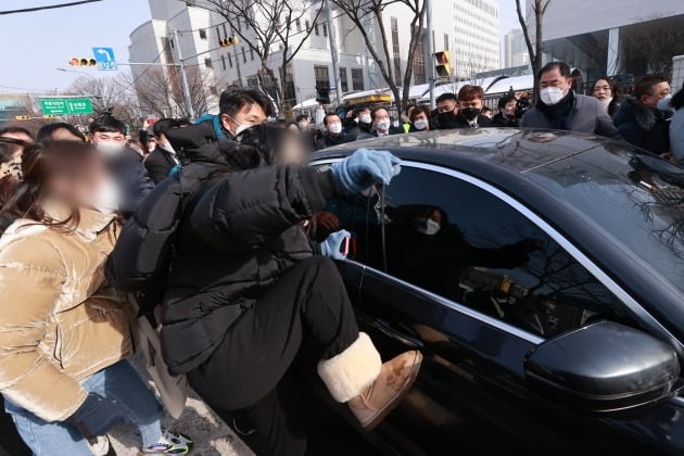 16개월된 입양 딸 정인양을 학대해 숨지게 한 혐의를 받는 양부모의 첫 재판이 열린 13일 서울남부지법에서 양부 안모씨가 탄 차량이 나오자 시민들이 항의와 분노를 표출하고 있다. 2021.1.13 [사진=연합뉴스]