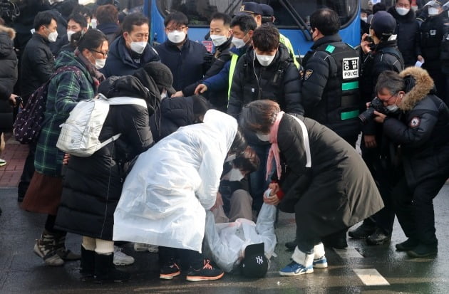 학대 받아 숨진 것으로 알려진 정인이 양부모에 대한 첫 재판이 열린 13일 오전 서울 양천구 서울남부지방검찰청에서 시민들이 양모가 탑승한 호송차량의 앞을 막으며 사형을 외치고 있다. 2021.1.13 [사진=연합뉴스]