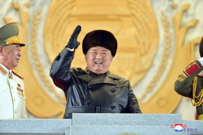 北 김정은, 열병식서 핵무장력 과시…신형 SLBM 공개 [종합]