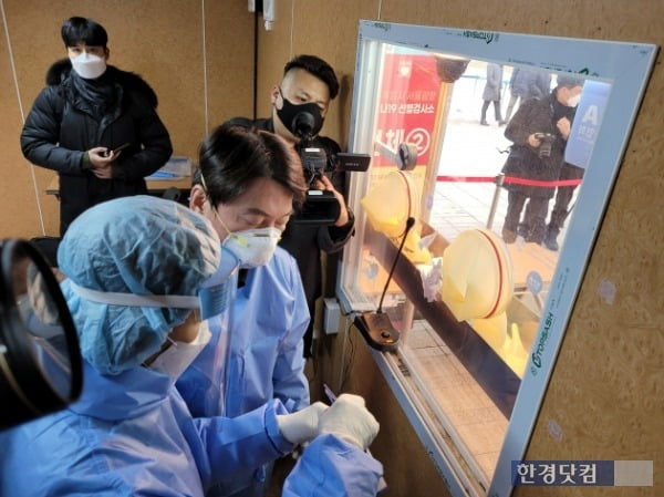 안철수 국민의당 대표가 15일 서울시청 앞 코로나19 선별진료소에서 의료봉사를 진행하고 있다. /사진=조준혁 한경닷컴 기자