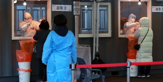 서울역 광장에 마련된 신종 코로나바이러스 감염증(코로나19) 임시선별진료소 [사진=뉴스1]