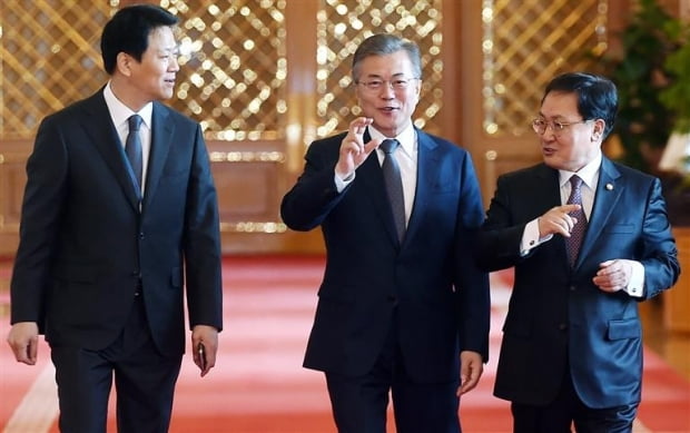 문재인 대통령이 임종석 전 대통령 비서실장(왼쪽)과 함께 있는 모습. 사진=한국경제 허문찬 기자 sweat@hankyung.com