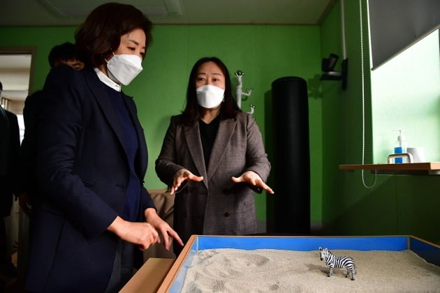 서울시장 출마를 선언한 국민의힘 나경원 전 의원이 15일 아동보호 현장점검을 위해 마포구 신수동에 있는 아동보호전문기관을 찾아 시설을 둘러보고 있다. 2021.1.15/뉴스1