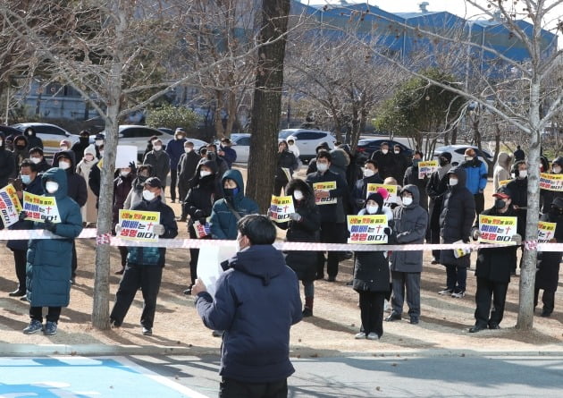 대면 예배를 강행해 논란이 된 부산 강서구 세계로 교회에서 7일 오전 신도들이 방역 당국의 '비대면 예배' 조치에 항의하고 있다. 2021.1.7 [사진=연합뉴스]