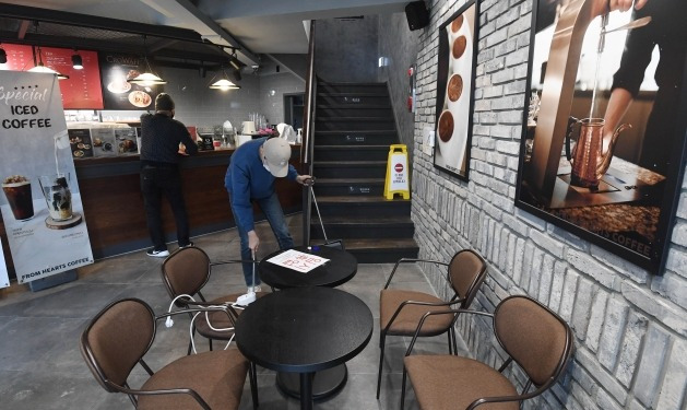 18일부터 카페도 식당처럼 오후 9시까지 매장에서 취식할 수 있게 된 가운데 17일 오후 서울 시내의 한 카페에서 종업원들이 내부 정리를 하고 있다.  /김범준 기자 bjk07@hankyung.com