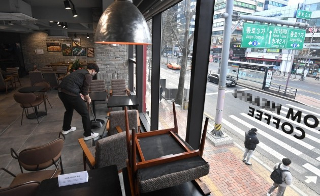 18일부터 카페도 식당처럼 오후 9시까지 매장에서 취식할 수 있게 된 가운데 17일 오후 서울 시내의 한 카페에서 종업원들이 내부 정리를 하고 있다.  /김범준 기자 bjk07@hankyung.com