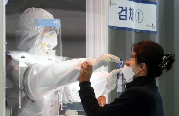 서울광장에 마련된 임시 선별진료소에서 의료진이 검체 검사를 하고 있다. 사진=허문찬기자  sweat@hankyung.com