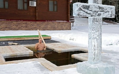 푸틴, 또 영하 20도에 야외 얼음물 입수…'건재 과시'