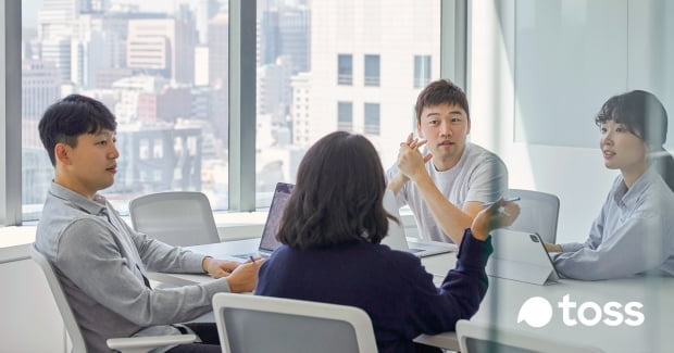 "연봉 1.5배, 주식 1억"…300명 대규모 채용 나선 토스