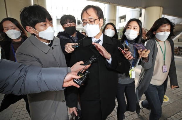 압수수색 과정에서 독직폭행 혐의로 불구속기소 된 정진웅 광주지검 차장검사가 20일 오전 서울 서초구 서울중앙지법에서 열린 첫 공판기일을 마친 뒤 건물을 나서고 있다. 사진=연합뉴스