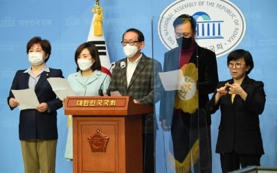 검찰, 김학의 관련 법무부 압수수색…野 "철저하고 의혹없는 수사돼야"