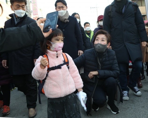 서울시장 보궐선거에 출마한 국민의힘 나경원 전 의원이 20일 서울 양천구 신영시장을 찾아 어린이와 사진을 찍고 있다.  2021.1.20 [사진=연합뉴스]