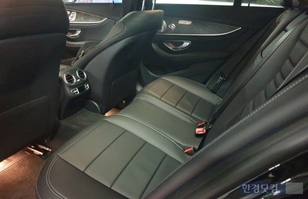 메르세데스-벤츠 E350 4매틱 AMG라인 뒷좌석 모습. 사진=오세성 한경닷컴 기자
