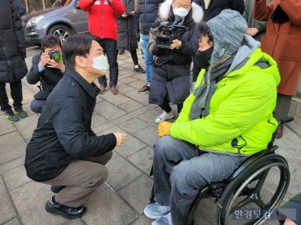 안철수 국민의당 대표(왼쪽)가 지난 20일 서울 용산구 이태원을 찾아 가게를 운영 중인 그룹 클론 출신의 가수 강원래 씨와 이야기를 나누고 있다. /사진=조준혁 한경닷컴 기자