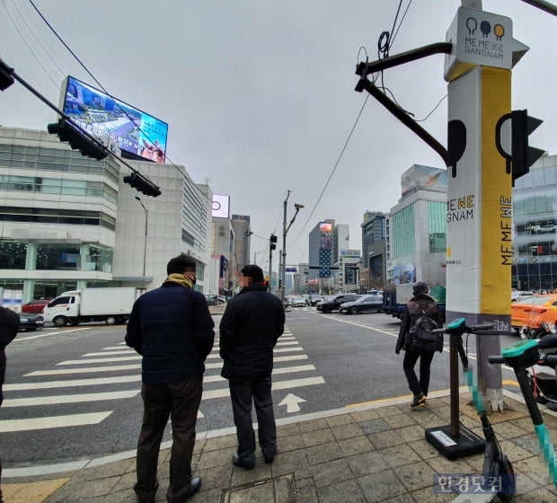 22일 <한경닷컴> 취재진이 찾은 강남구 내 그늘막 쉼터 모습. 그늘막 쉼터 위로 '미미위 강남'을 알리는 설치물이 씌워져 있다.  사진=김수현 한경닷컴 기자