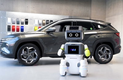 현대차 전시장서 인공지능 로봇 '달이'가 고객 맞는다